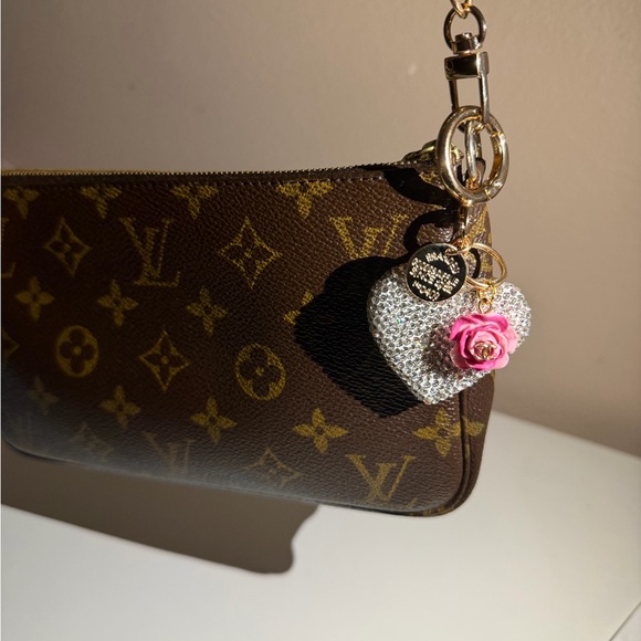 💗🩶NEW💗🩶 Elegant Silver Heart Keychain with Pink Rose - Picture 4 of 5